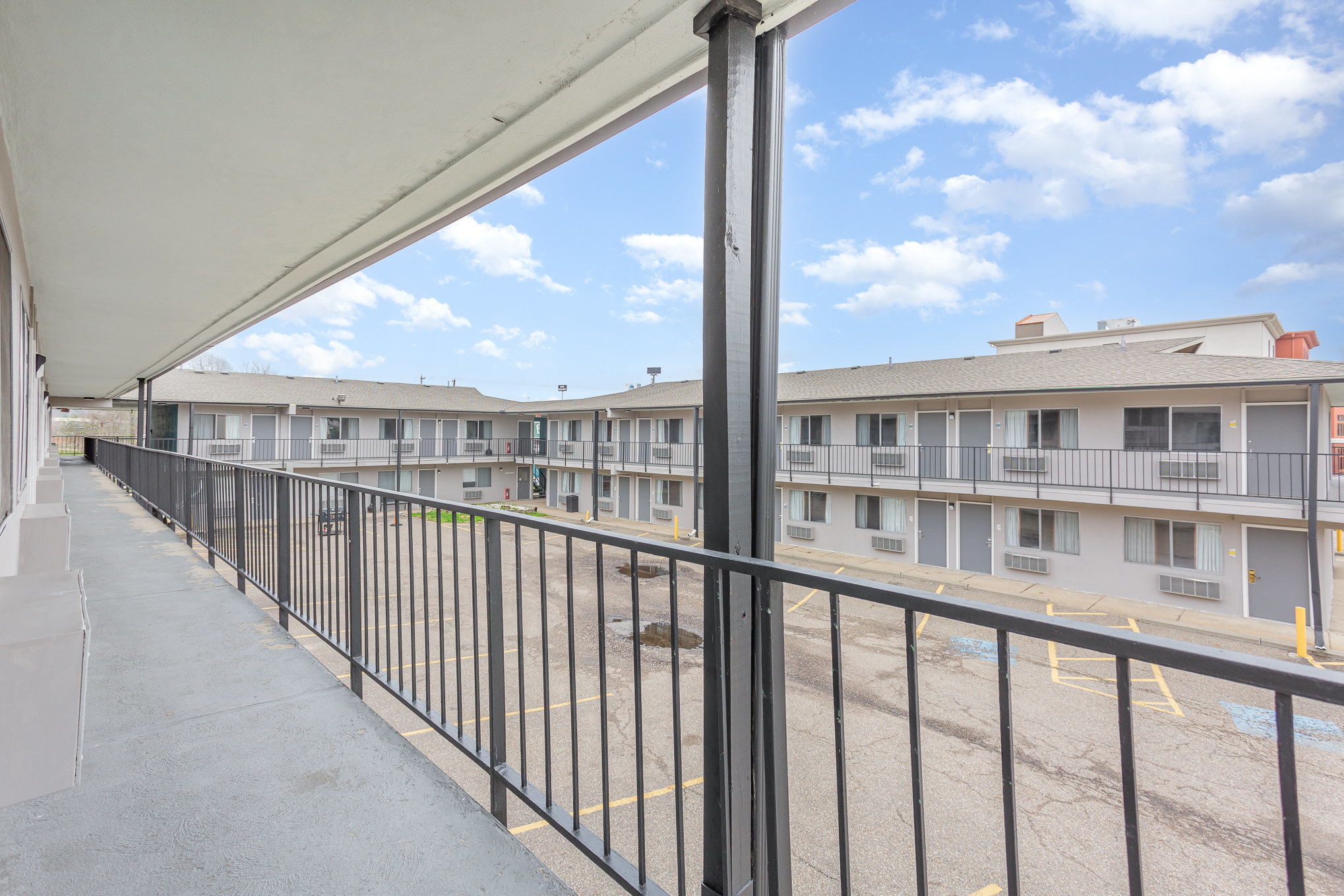 Days Inn Exterior Style